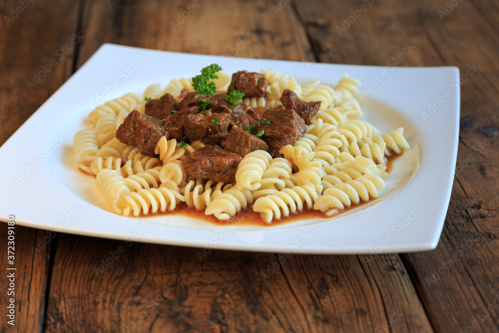 Rindergulasch mit Nudeln Rindergulasch mit Nudeln