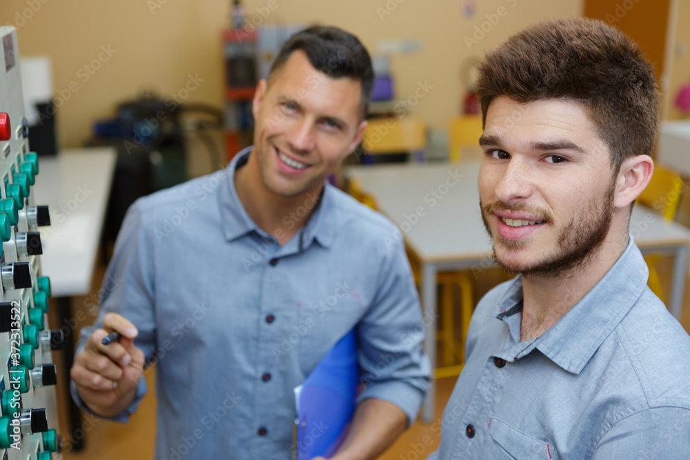 Obraz premium apprentice being shown control panel