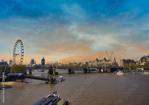 Obraz na płótnie A view along the Thames in London, UK at dusk. w salonie