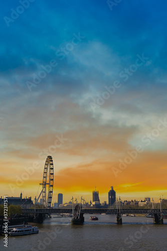 Obraz na płótnie A view along the Thames in London, UK at dusk. w salonie