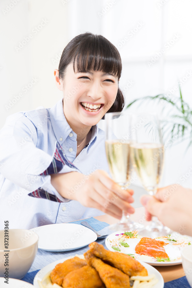 乾杯をするカップル