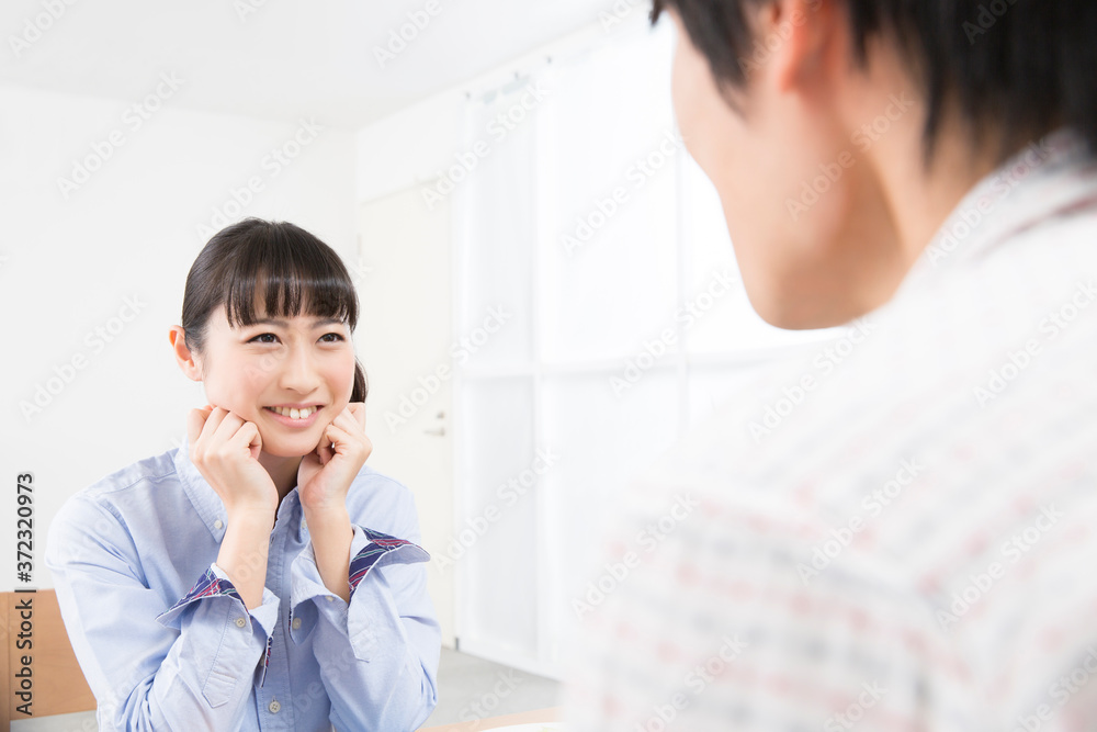 会話するカップル 会話するカップル