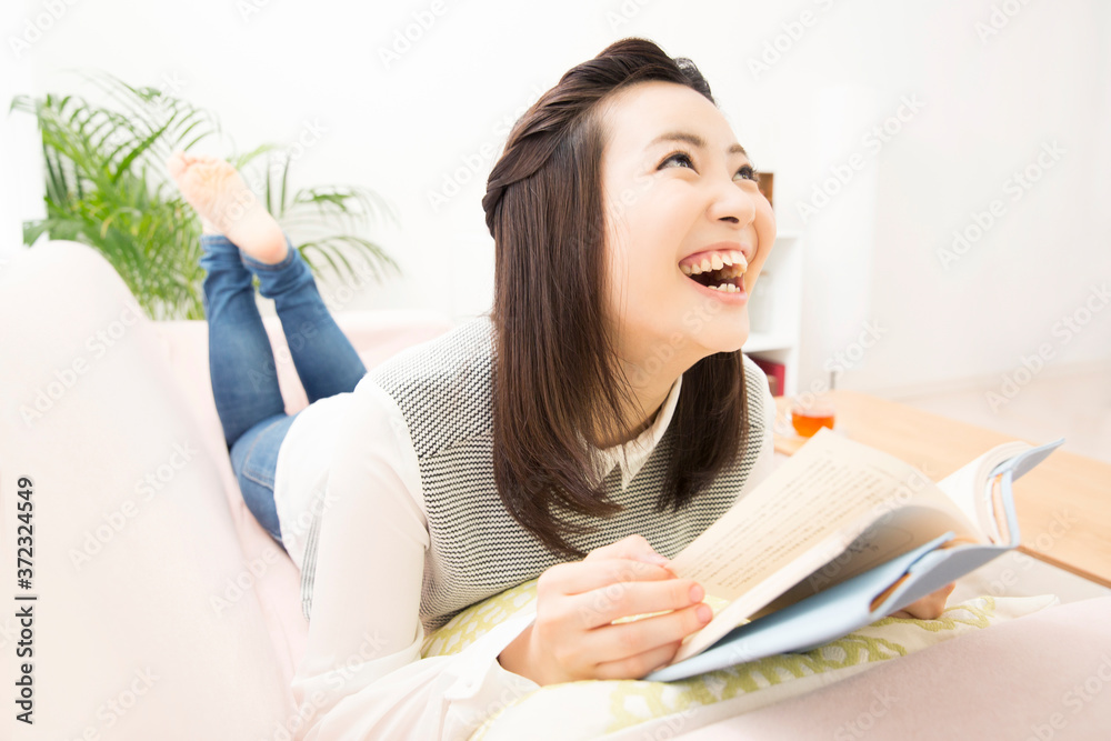 ソファで本を読む女性 ソファで本を読む女性