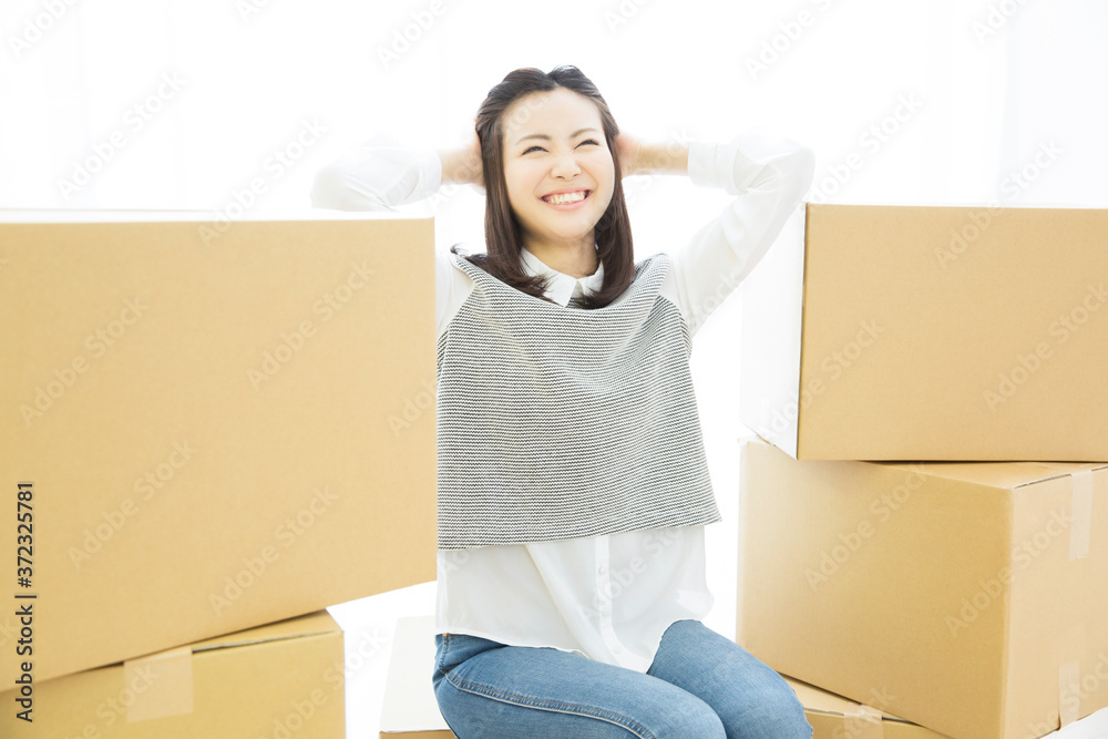引越し準備に悩む女性 引越し準備に悩む女性