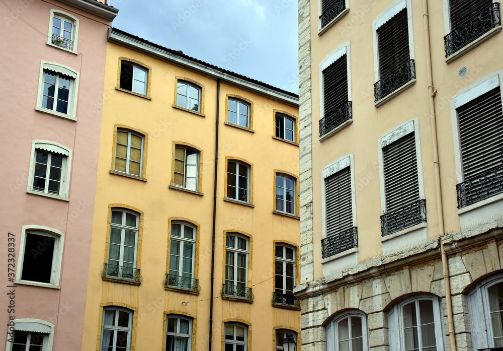 Hausfassaden in der Altstadt von Lyon