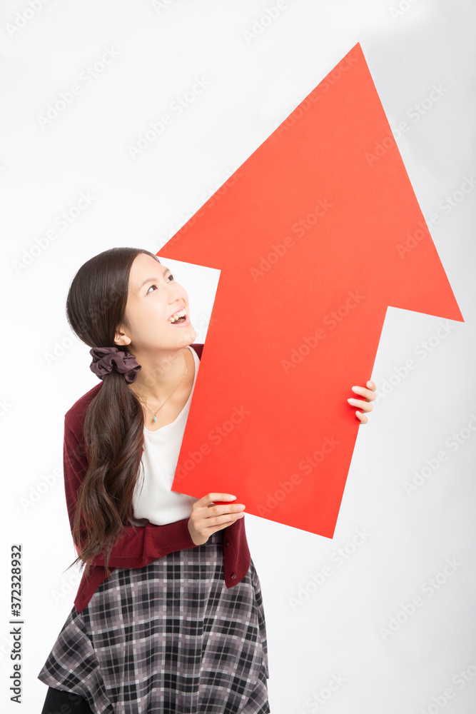 矢印を持つ女性