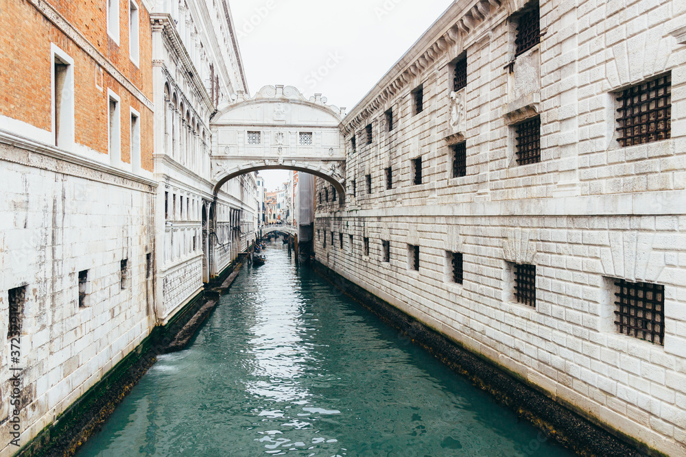 Obraz premium Ponte dei Sospiri, Venezia. Bridge of Sighs in Venice Italy. Without people. Beautiful postcard from venice. tourist spot.