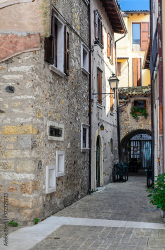 Fototapeta Naklejka Na Ścianę i Meble -  Old narrow streets of the city of Torri del Benaco. Northern Italy, Lake Garda