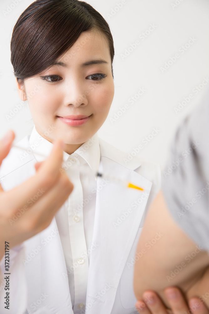 注射を打つ女性医師