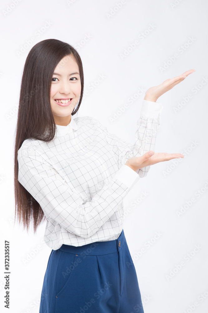 紹介をする女性