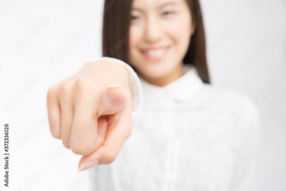 指差しをする女性