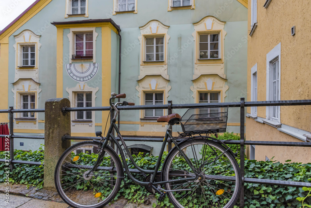 Fahrrad vor historischer Fassade in der Altstadt von Passau