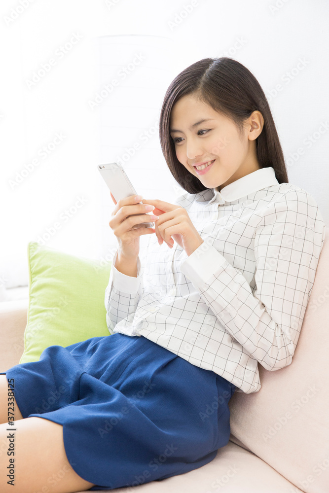 スマホを見る女性 スマホを見る女性