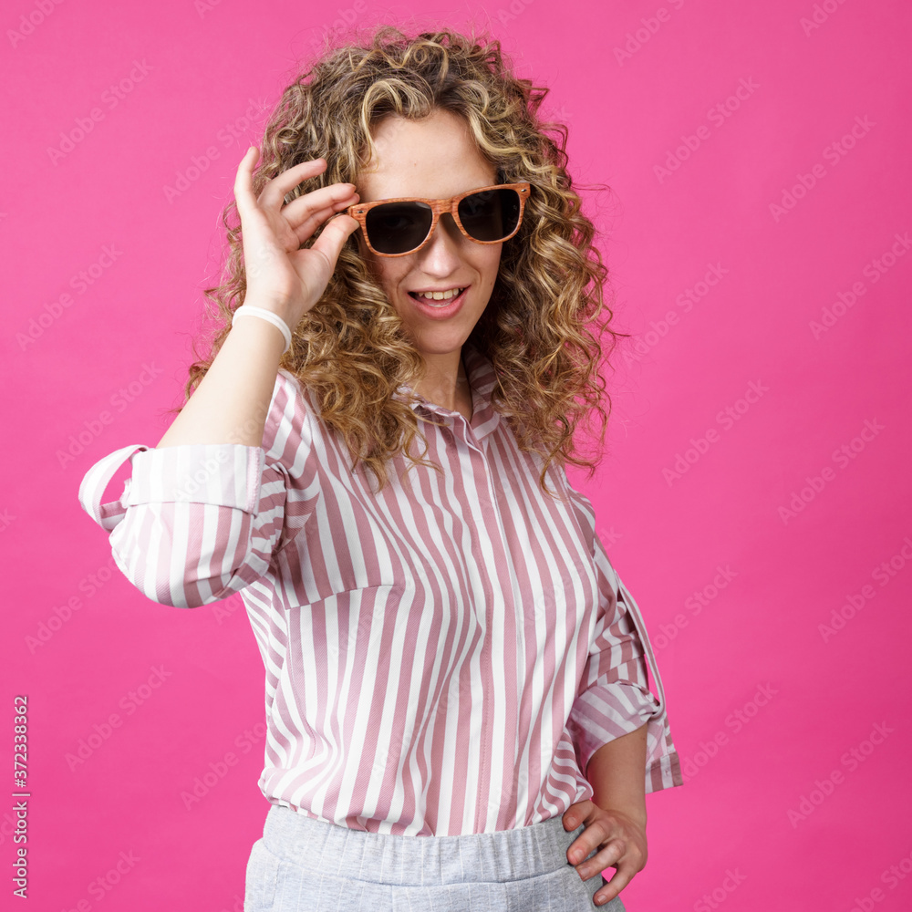 Naklejka premium Portrait of a young, beautiful, healthy woman holding glasses and looking at the camera.
