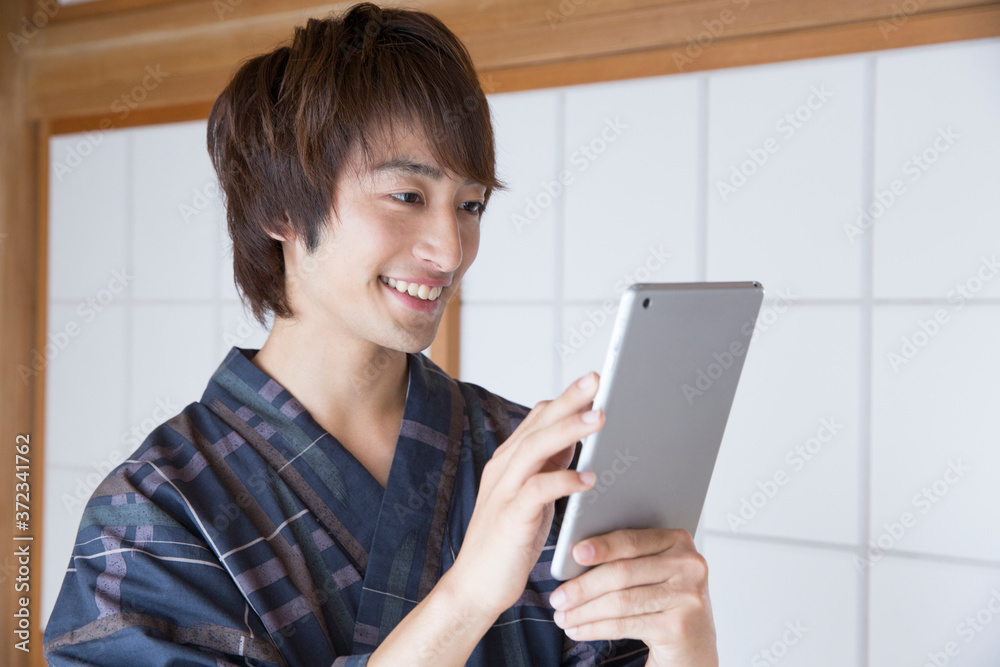 タブレットＰＣを操作する男性