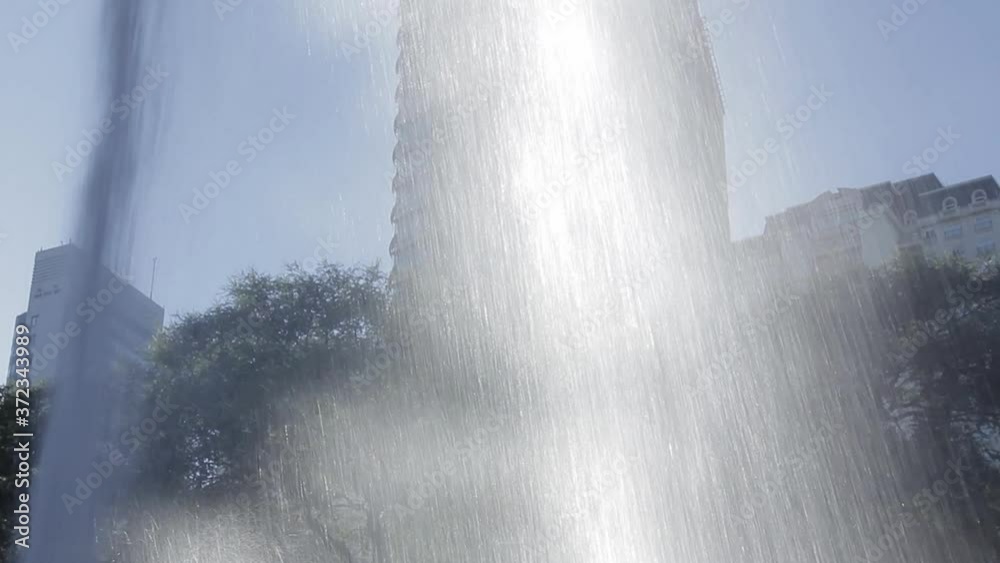 Fuente de agua en Buenos Aires. Cascada.