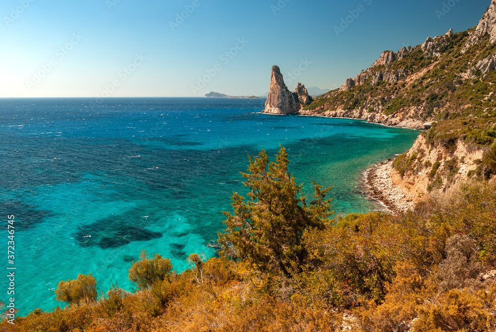 Sardegna, splendida veduta sul mare nella località di Perda Longa, a Baunei, Italia 