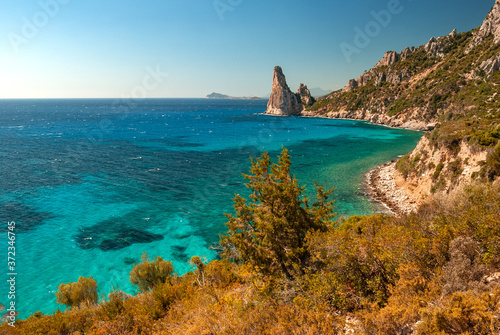 Sardegna, splendida veduta sul mare nella località di Perda Longa, a Baunei, Italia 