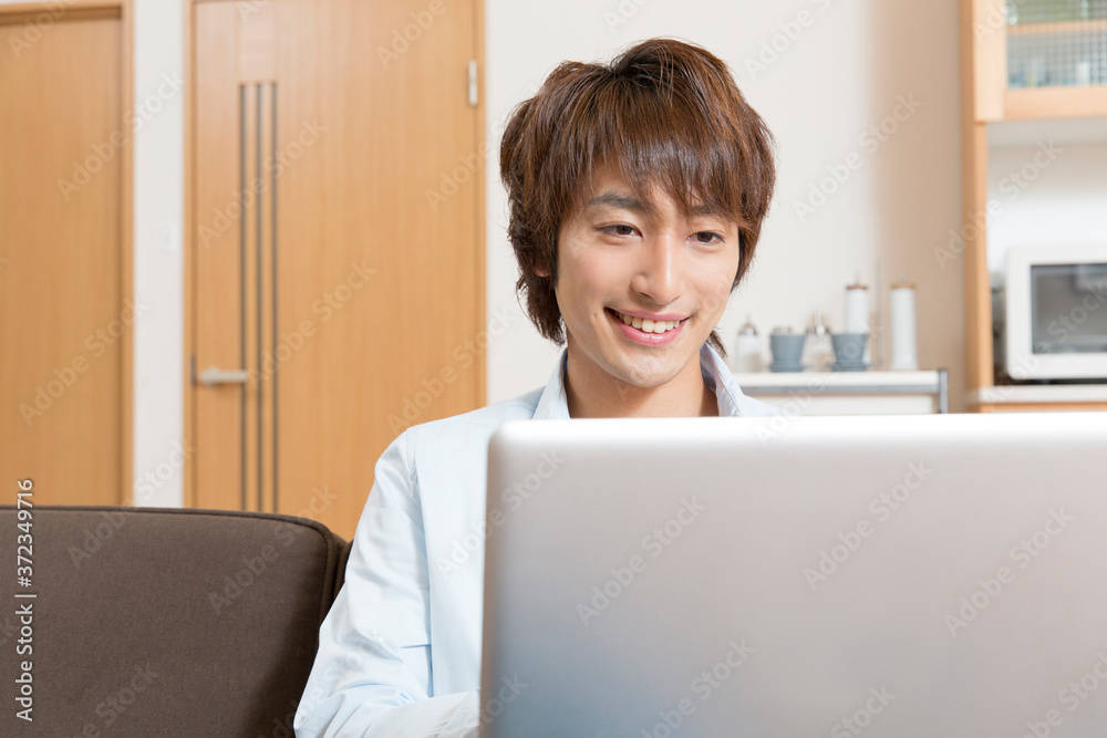 ノートパソコンする男性 ノートパソコンする男性