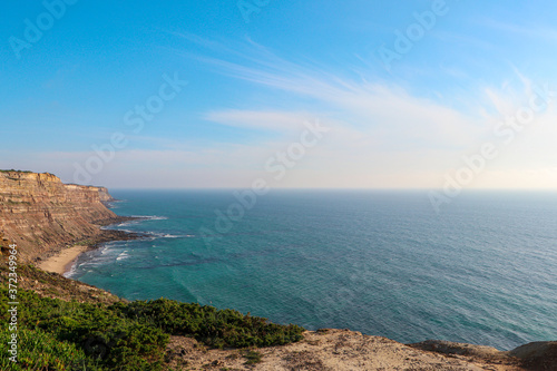 Bela vista do mar e céu bem azul junto das arribas © João