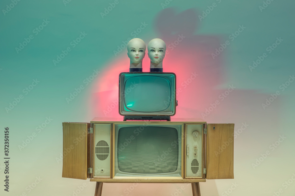 light experiment with retro TVs and doll heads