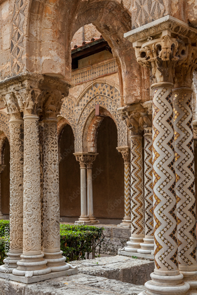 Obraz premium Verzierte Säulen am Kreuzgang, Kathedrale von Monreale oder Kathedrale Santa Maria Nuova, Monreale, Sizilien