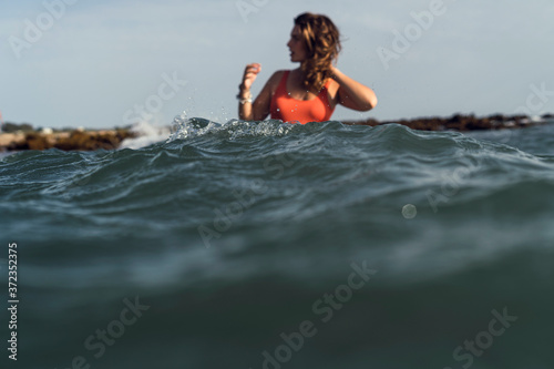 Fototapeta Naklejka Na Ścianę i Meble -  Chica joven guapa en la playa 