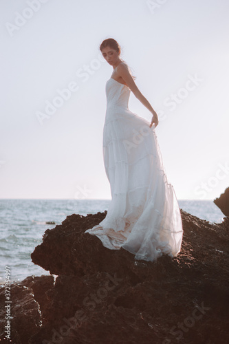 Novia en la playa con el traje de boda