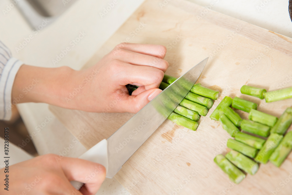 Obraz premium 野菜を切る手元