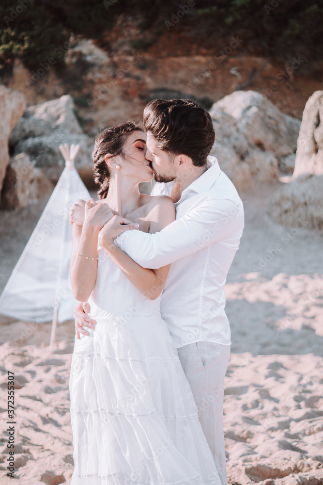 Novios en la playa disfrutando en el dia de boda Novios en la playa disfrutando en el dia de boda