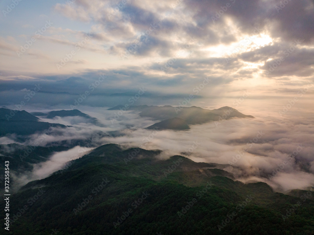 Fototapeta premium 운무가 낀 아침 산