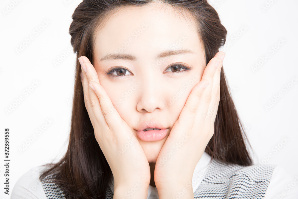 悩む女性 悩む女性
