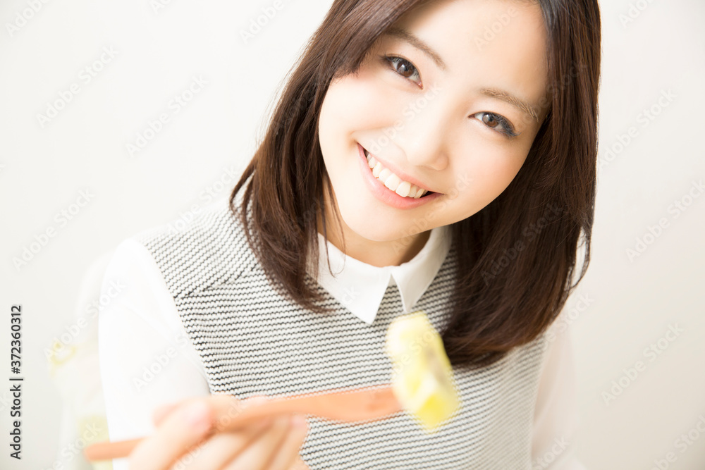 Fotografie フルーツを食べる女性