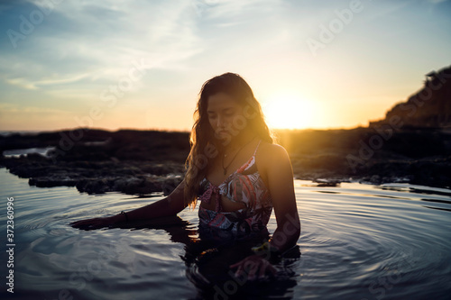 Chica en traje de baño en una playa de chiclana