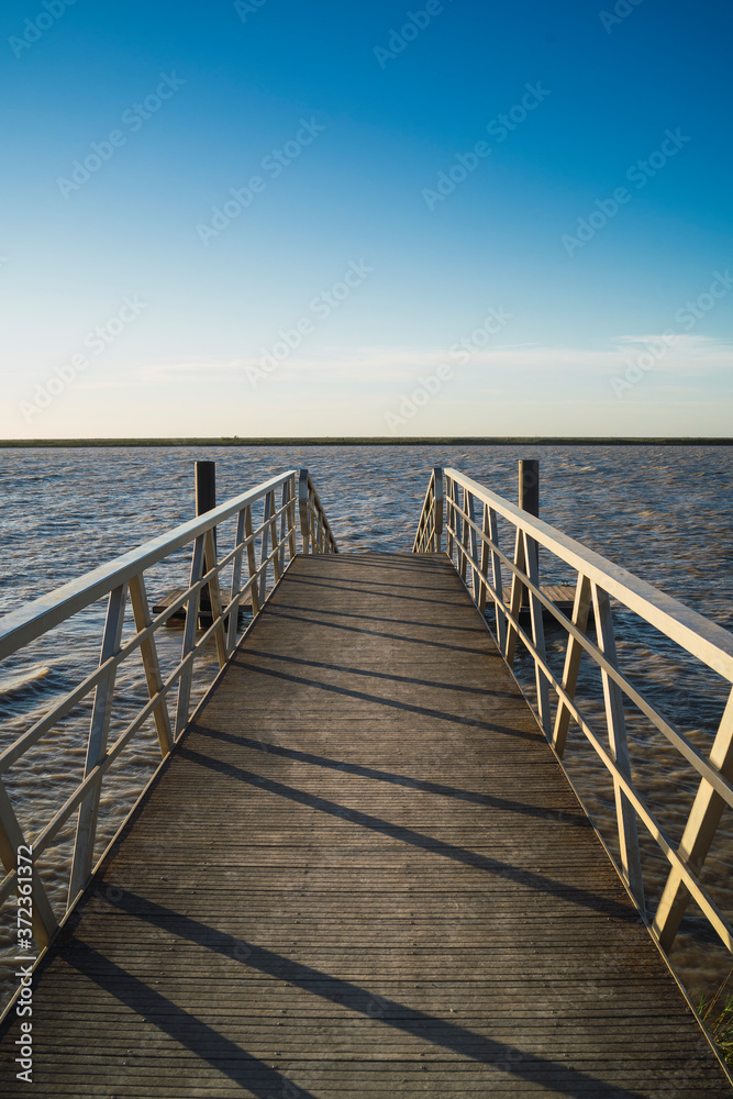Obraz premium Pantalán sobre las marismas del rio guadalquivir