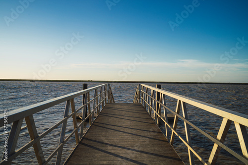 Pantalán sobre las marismas del rio guadalquivir © MiguelAngelJunquera