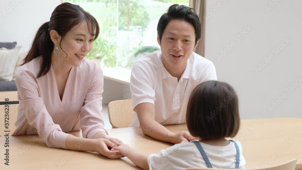 子どもの手を握る両親 子どもの手を握る両親