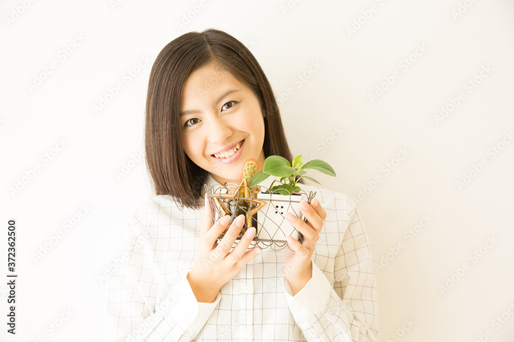 観葉植物を持つ女性
