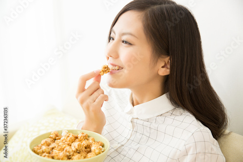 ポップコーンを食べる女性
