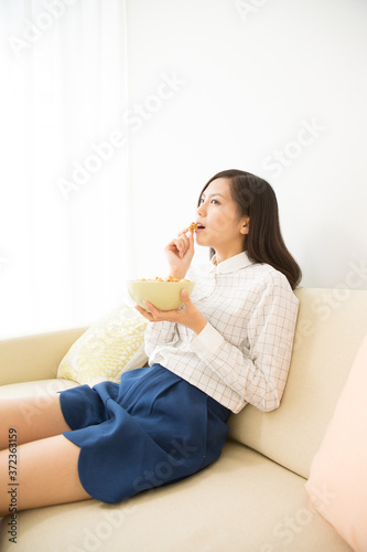 ポップコーンを食べる女性