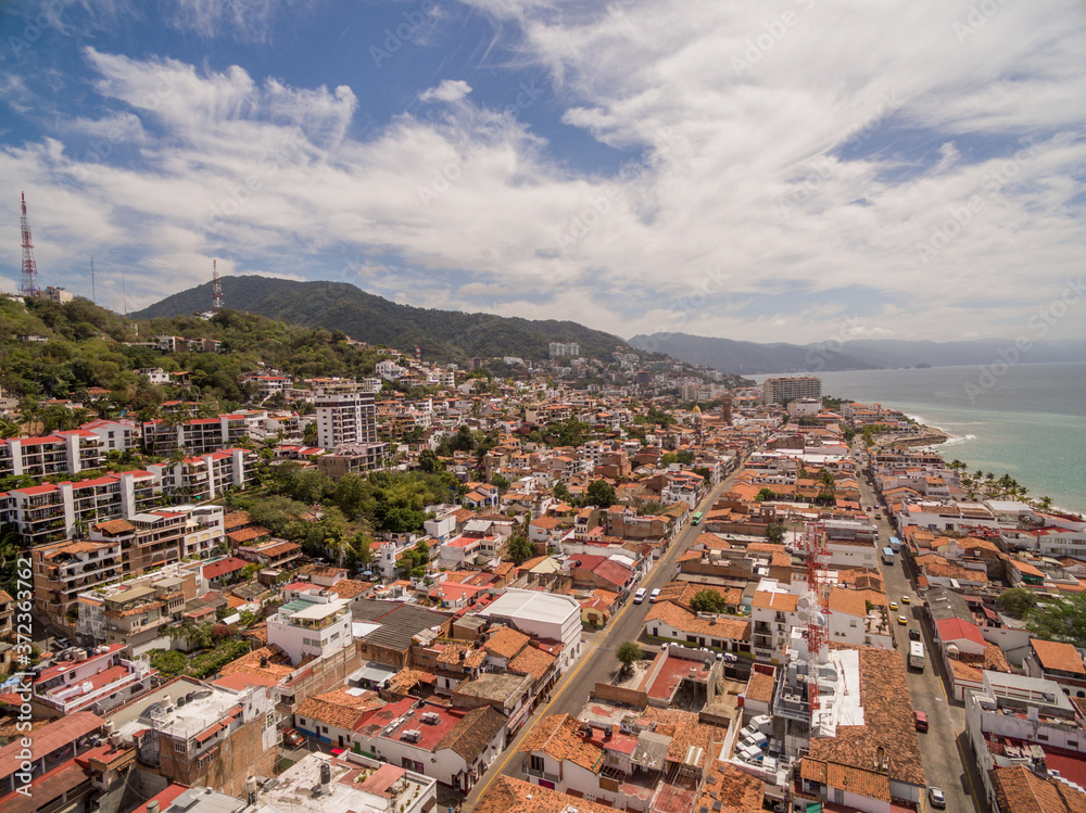 Vista aérea panorámica del centro de Puerto Vallarta, Jalisco en un bello día muy soleado.