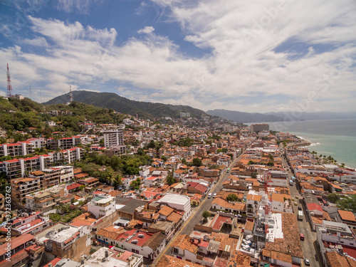 Fototapeta Naklejka Na Ścianę i Meble -  Vista aérea panorámica del centro de Puerto Vallarta, Jalisco en un bello día muy soleado.