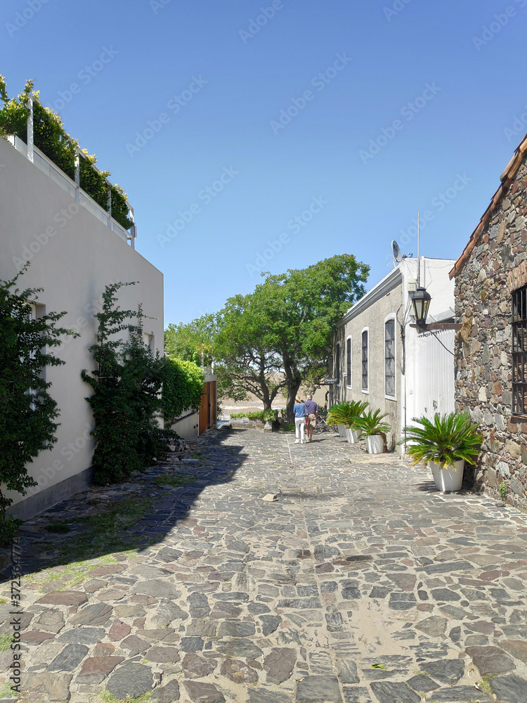 Detalle de las calles empedradas y arquitectura colonial de la ciudad de Colonia del Sacramento en Uruguay. Recorte vertical. Detalle de las calles empedradas y arquitectura colonial de la ciudad de Colonia del Sacramento en Uruguay. Recorte vertical.