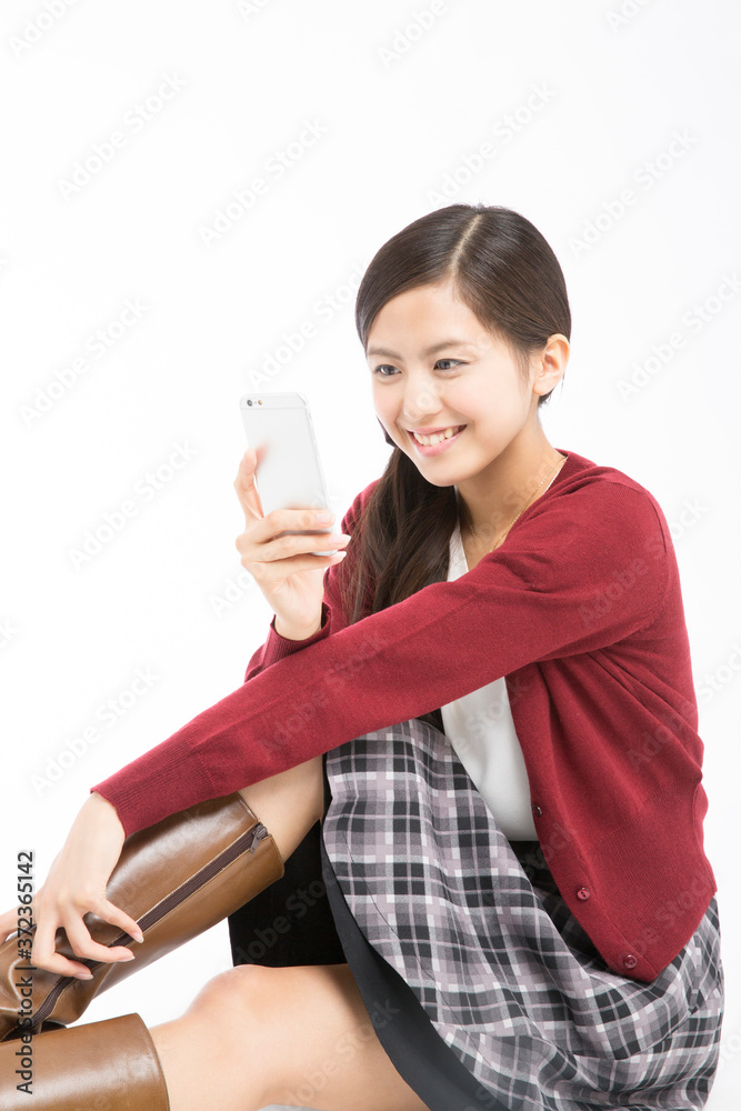 スマホを見る女子大学生 スマホを見る女子大学生