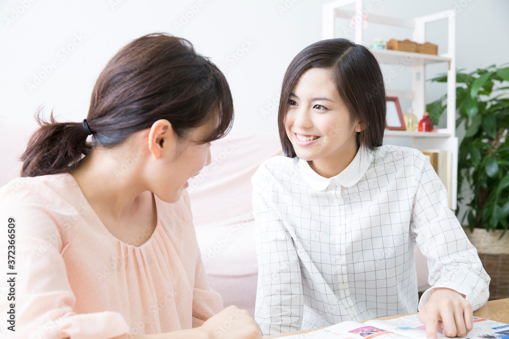 会話する女性