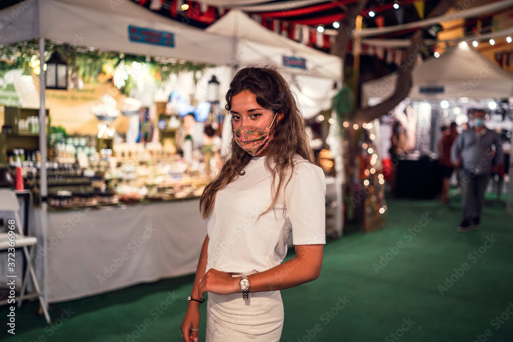 Chica joven y guapa en un mini mercado de verano