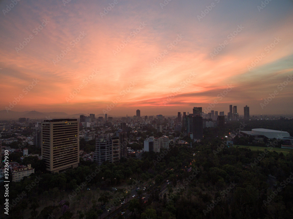 Espectacular amanecer en la Ciudad de México,  con cielo rojo y el skyline de Polanco como fondo.