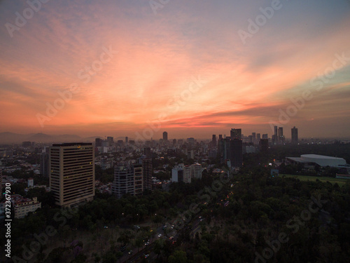 Espectacular amanecer en la Ciudad de México, con cielo rojo y el skyline de Polanco como fondo.