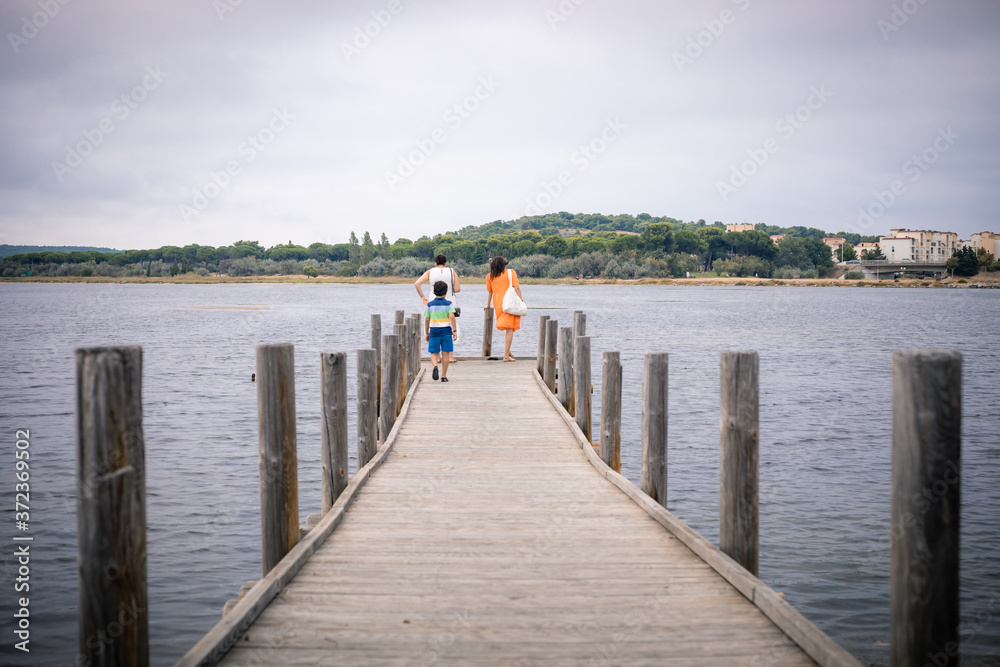 Obraz premium couple on pier