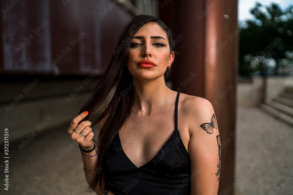 Chica alternativa con tatuajes posando Chica alternativa con tatuajes posando